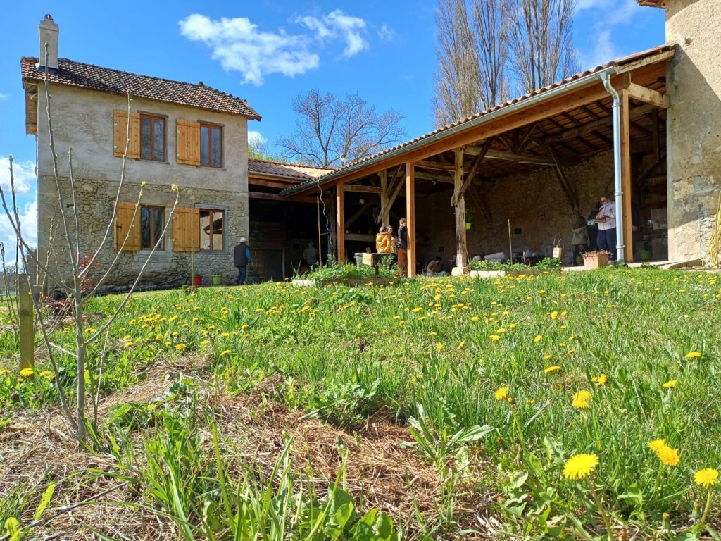 préau et maison