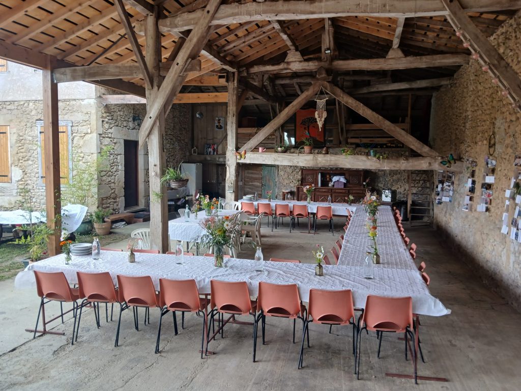 préau avec table et chaises