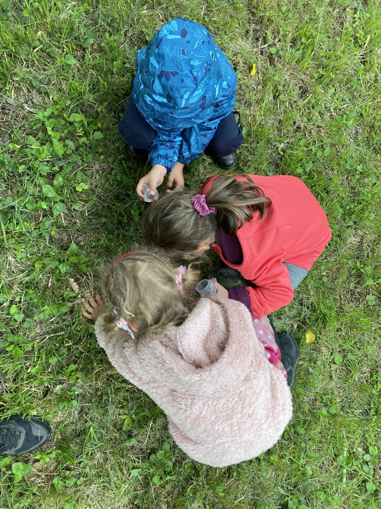 Enfants participant à un atelier pédagogique au Moulin des Découvertes dans le Gers