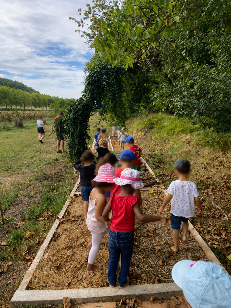 Sentier pieds nus pour les enfants au Moulin des Découvertes dans le Gers